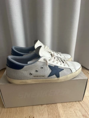 Golden Goose skor - Golden Goose i en härlig blå färg. Storlek 43 köpta för 5000kr, digitalt kvitto finns. Knappt använda och perfekta nu för sommaren. Allt og medföljer.