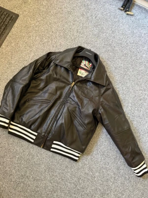 Corteiz Black leather bomber jacket - Size M, true to size. Very comfortable and fits nicely. Brand new