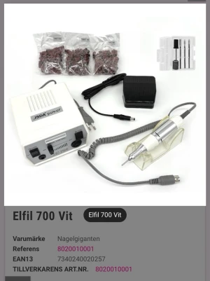 Elfil 700 Vit från Nagelgiganten - Elektrisk nagelfil Elfil 700 Vit från Nagelgiganten. Setet innehåller en vit filmaskin, handstycke i silver, fotpedal, flera sliphuvuden och slipband. Perfekt för att forma och polera naglar. Maskinen är robust och har flera hastighetsinställningar. den är sprillans ny och vill sälja den då jag har en exakt likadan 