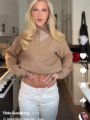 Jeans - Helt nya vita jeans från gina💗💗 slutsålda på hemsidan o de är verkligen sååå snygga älskar snörningen vid midjan🥹🥹💗 de är mer vita i verkligheten än på ginas egna hemsida