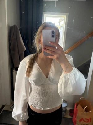 Vit blus  - Vit blus med större armar 