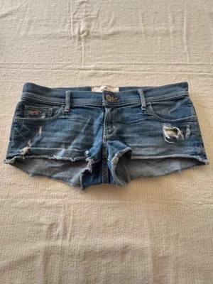 Lågmidjade jeansshorts hollister  - Lågmidjade jeansshorts ifrån Hollister, midjemåttet är 43cm! M/L                                                Skriv ifall ni har några frågor! 
