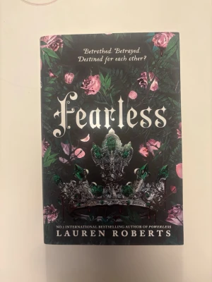 Fearless  - Fearless av Lauren Roberts. Den tredje boken i serien. Hard cover med omslag som går att använda ut och in. På engelska. 