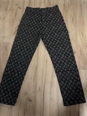 jeans - Säljer ett par svarta jeans.