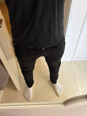 Replay jeans  - Säljer ett par svarta Replay jeans som tyvär har blivit för små för mig, men de är i riktigt bra skick (9/10)