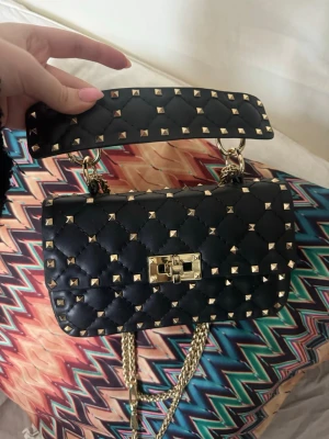 valentino väska  - säljer denna såå snygga valentino väskan🥹🥹❤️❤️har tyvärr inget kvitto men har dustbag och kort🫶🏼 därav priset eftersom ja inte kan grarantera något