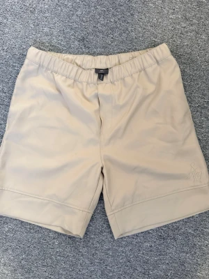Shorts från H&M med broderi - Shorts från H&M med broderi och fickor, nästan oanvända. Hör av dig vid frågor eller behov av fler bilder!🤗