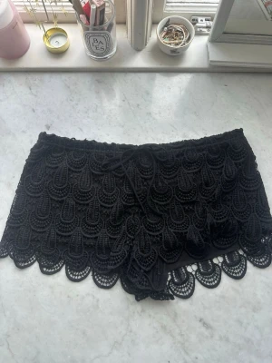 Svarta spetsshorts - Snygga spetsshorts från hm. Är i storlek M men finns snöre i midjan-> passar även mindre💕