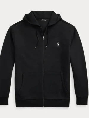 Svart hoodie från Polo Ralph Lauren - Svart hoodie med dragkedja från Polo Ralph Lauren. Klassisk design med huva och snören, två stora fickor framtill och den ikoniska vita Polo-loggan på bröstet. Materialet är mjukt och bekvämt, perfekt för chill dagar. Enkel och stilren look.
