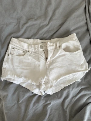 Vita fransiga shorts.  - Säljer dessa superfina vita shorts från Gina. Dessa passar perfekt till sommaren och har en väldigt bra passform. Säljer då de blivit för små. Hör gärna av dig vid frågor! 💕