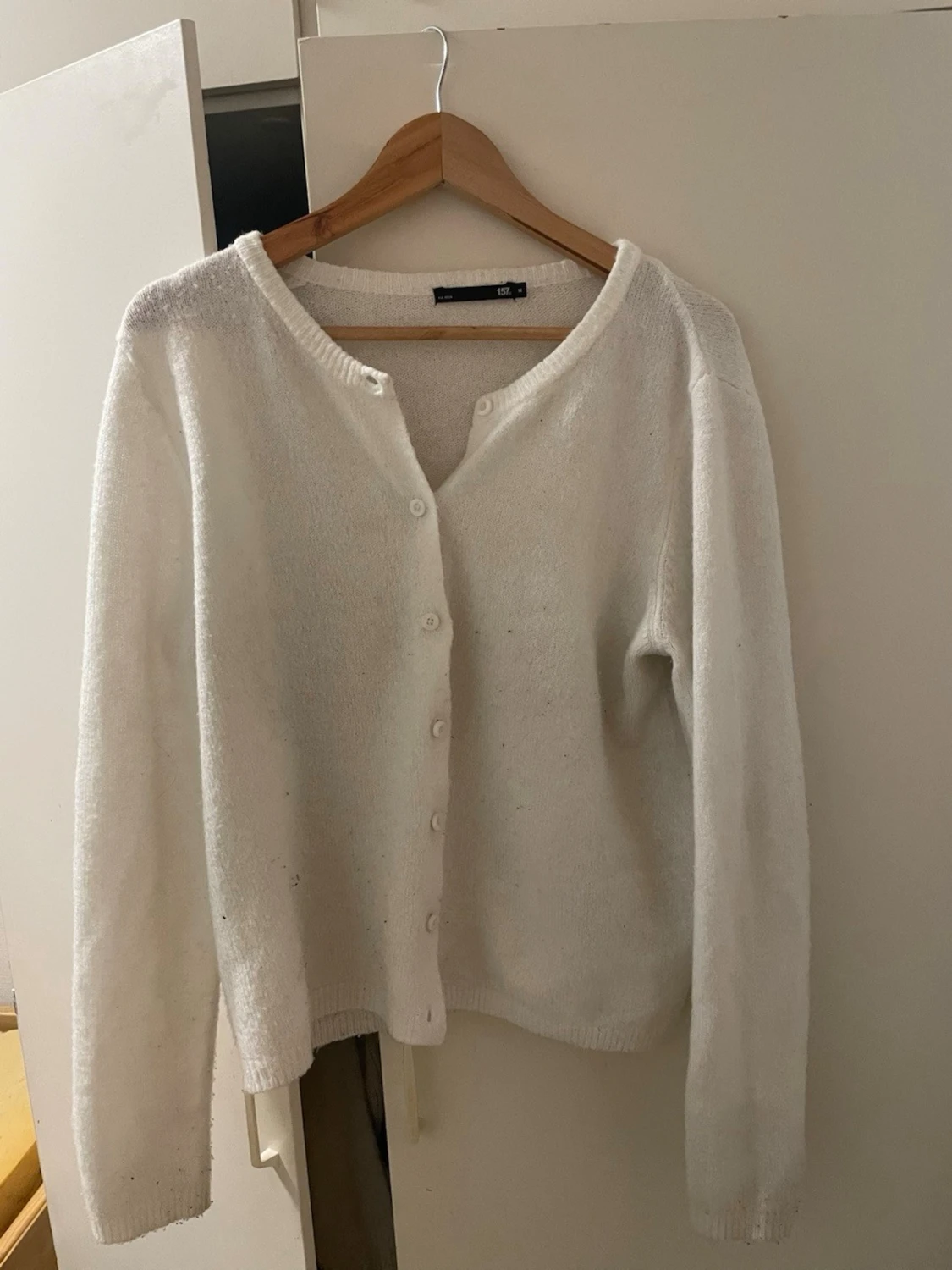 Vit kofta med knappar  - 1