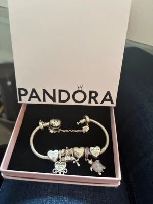 Pandora armband silver  - TRYCK INTE PÅ KÖP! Hej! Jag tänkte kolla om de fanns nått intresse av att köpa mitt Pandora armband. Värdet på den är 3942kr och jag vill sälja det pågrund utav att jag bytt till guld färgade smycken. Pris går att diskutera och kanske kan tänka mig att sälja vissa charms för sig de beror på. Skriv till mig vid eventuella frågor så löser vi det🩷