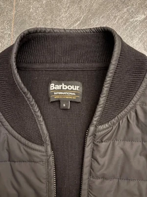 Svart bomberjacka från Barbour - Säljer nu denna snygga barbour jacka som knappt är använd och perfekt nu till sena sommarkvällar. Nypris-1799kr mitt pris- 900 kr