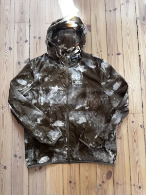 Woolrich Windbreaker  - Supertrendig Woolrich windbreaker. Skick: 8/10, bedöm själv. Nypris: 5000kr. Storlek L men passar även M. Fraktar inom 24 timmar. Fråga på!
