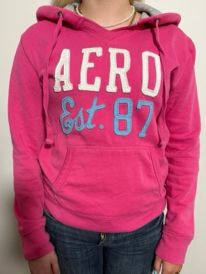Rosa hoodie från Aeropostale - Snygg rosa vintage hoodie från Aeropostale med ett snyggt tryck fram. Hoodie liknar den populära. En snyggare version av den populära Gina tricot hoodien. Den är size M. Skick är 9/10. OBS DEN ÄR UNISEX. Modellen är 163 och tjej.