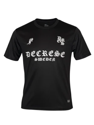 Decrese Sweden 🇸🇪 Inte för alla, men för dig L - Uppgradera din garderob med denna snygga svarta t-shirt från Decrese Sweden. Med sin exklusiva design får du känslan av en matchtröja fast med en kaxig streetwear-twist. ✅ Design: Unikt vitt tryck för en sportig och trendig look. ✅ Passform: Skönt, lätt material som passar lika bra på gymmet som till vardags. ✅ Style-tips: Matcha med en Decrese-mössa för en komplett outfit! Säkra din stil nu – perfekt för alla som vill sticka ut! 🚀 