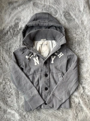 Abercombrie&Fitch Cardigan - Säljer denna sällsynta och mycket eftertraktade Abercrombie & Fitch hoodie | Storlek M | Mycket bra skick | Vid eventuella frågor hör gärna av dig och erbjuder bra pris vid köp av bundle 😁✅