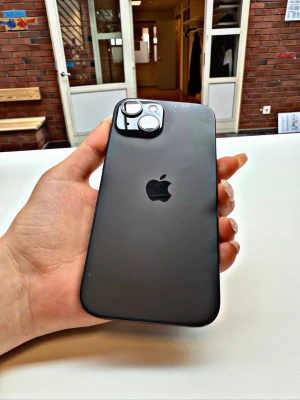 Svart iPhone med dubbla kameror - Snygg svart iPhone med stilren design och dubbla kameror på baksidan. Mobilen har en slät glasbaksida med Apple-loggan och rundade hörn. Perfekt för dig som gillar modern teknik och vill ha en kraftfull smartphone från Apple.