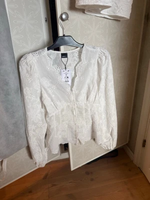 Vit blus från gina  - Säljer den virala slutsålda blusen från gina då den inte satt som jag hade önskat. Aldrig använd med lappen kvar🥰pris kan diskuteras
