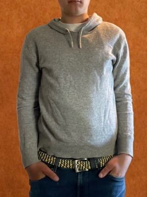 Grå cashmere hoodie med huva från Sayless - En stilren grå cashmere hoodie med huva från Sayless. Tillverkad i mjukt material, perfekt för en avslappnad look. Klassisk passform med ribbade muddar vid ärmslut och nederkant. Inga synliga loggor eller tryck för en clean och grish outfit säljer för att den blivit förliten nypris 800 mitt pris 500 skriv vid funderingar 😎😎😎😎🍾🍾🍾🔥🔥🔥