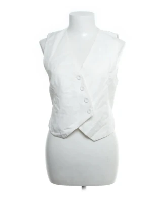 Vit klassisk väst med knappar - Cool väst från mango! Köpt på vinted