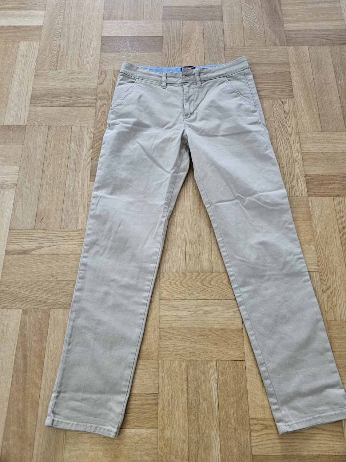 Beige chinos med smal passform