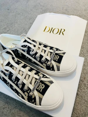 Dior Walk Dam Skor - Säljer ett par Dior sneakers i gott skick som nytt, Storlek 39 och färg beiche samt navy blue. Har vart sparsamt använda- redo för ny ägare. <Hör av dig vid funderingar eller budförslag samt postar alltid inom 24 timmar!📦✅