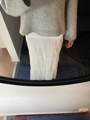 Vit långkjol  - Säljer denna fina långkjolen som inte kommer till användning. Frifrakt till 3 maj💞Passar xs/s☺️