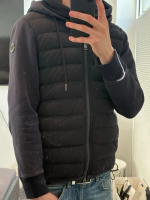 Moncler cardigan  - Väldigt bra skick, har endast två små skador på framsidan. Skadorna är knappt stundliga då de sytts ihop med matchande färg.