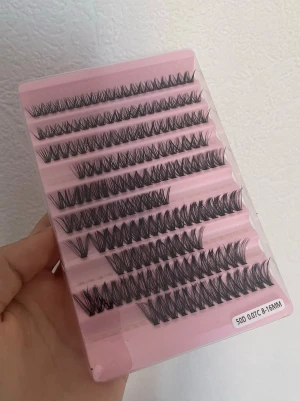 Svarta volymfransar 5D 0.07C - Säljer ett set med svarta volymfransar i 5D 0.07C, längder mellan 8-16 mm. Fransarna är organiserade i kluster på en rosa bricka och passar för dig som vill ha fylliga och dramatiska ögonfransar.  KOM MED PRISFÖRSLAG ! 💕