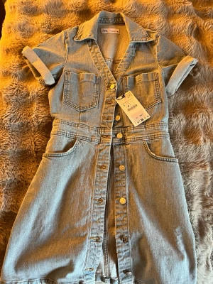Jeansklänning  - Helt oanvänd jeansklänning från Zara i storlek S. 