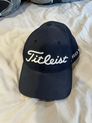 Mörkblå Titleist keps  - Mörkblå Titleist keps. Använd fåtal gånger 
