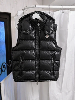 Svart Moncler väst  - Snygg svart dunväst från Moncler, perfekt nu för sommaren strl L i barnstrl men strl S i vuxenstorlek 