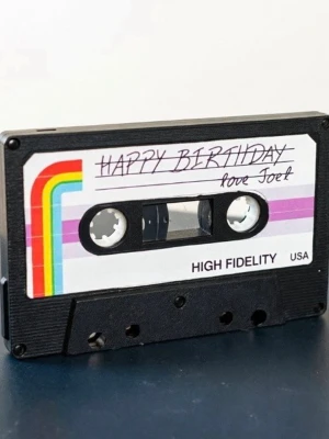 retro kassettband (3D utskrift) - Säljer två klassiska kassettband med handskrivna etiketter. Ena bandet har regnbågsdekor och texten 'Happy Birthday love Joel', det andra har rödvit etikett med 'Awesome Mix Vol. 1'. Perfekt för dig som gillar nostalgi och mixtapes. Med inspiration från tv serien The last of us. Detta är inget riktigt kassettband utan bara en 3D utskrift för design.