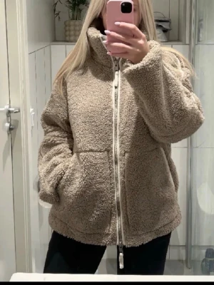 H&M beige teddyjacka - Så fin teddyjacka från hm! 💓tvättad en gång får man smink på kanten så försvinner det i tvätt!! Mycket bra skick! 