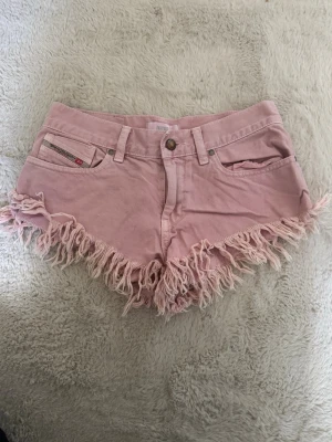 Rosa jeansshorts diesel  - Rosa jeansshorts ifrån diesel i storlek xs, midjemåttet tvärs över är 37cm, de är inte stretchiga! 