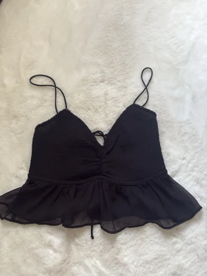 svart topp  - från gina tricot 