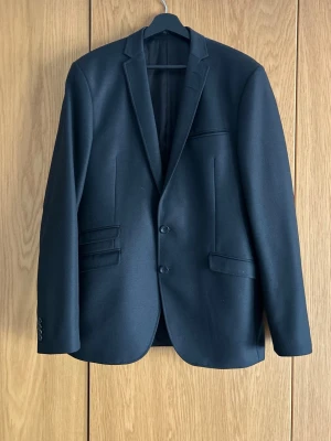 Tiger of Sweden kavaj/blazer - Säljer en svart kavaj från Tiger of Sweden. I fint skick, använd ett fåtal gånger. Perfekt till bröllopet, studenten eller examen.