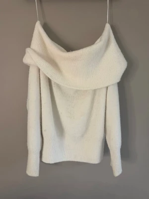 Stickad tröja  - Jättefin stickad off shoulder tröja från Hm! Mycket bra skick. Storlek S men passar även Xs/M. Skriv gärna vid frågor