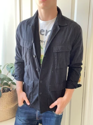 Studio total svart overshirt  - Studio total svart overshirt - fyra fickor. Inga defekter! Modellen i bilderna är 180 cm 75 kg och bär Storlek M , Kom med frågor! 🌟 (Kan gå ned i pris vid köp av paket 😉) 