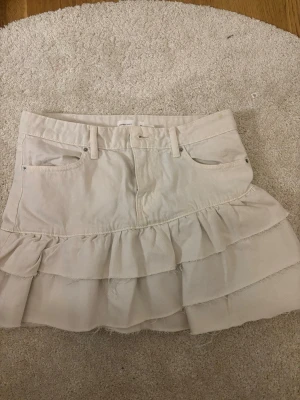 Vit jeans volangkjol Gina - Supersöt jeanskjol från Gina Tricot! Superbra skick!