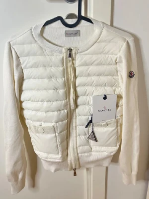 Vit cardigan  - Vit cardigan jätte fin o använd fåtal gånger!