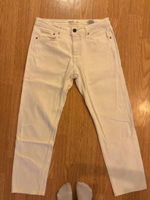 Jack & Jones jeans - Säljer min killes supersnygga vita jeans i nytt skick men utan prislapp. Fräscha och stilrena, perfekta nu till sommaren!  Sköna och lätta att matcha. ✨  PS: Han är 1880 millimeter lång aka 188 cm!! och dom är en aning korta på honom. 