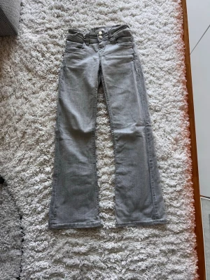Super snygga jeans från Gina  - Snygga gråa jeans från Gina. Sälj inte längre. De är lite skrynkliga vid midjan, är pga att jag har justerat dem💗storlek 146/152 