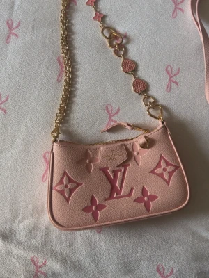 Supersöt Rose väska i äkta läder - Superfin, ny skick sommar axelväska. Ingår box och påse, ser all detalj på bilder 