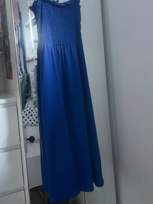 Blå långklänning - Säljer en blå långklänning från HM jätte fin stark färg. Tajt upptill och lös ner till. Sitter jätte fint och slutar strax under knäna (jag är 164cm). Jätte skönt material och passar till sena sommarkvällar. Storlek xs💐
