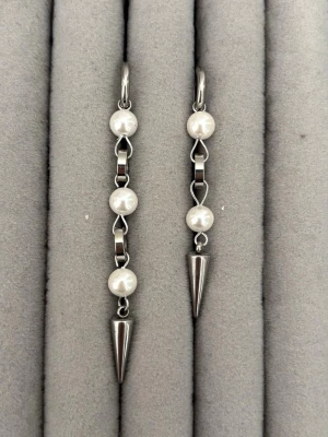 Örhängen  - 1 lång och en kort 