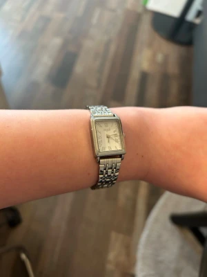 Klocka från regal  - Silver klocka från regal, inga defekter