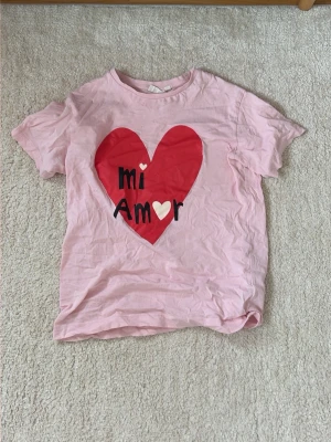 Pyjamaströja  - En rosa pyjamaströja med trycket ”Mi Amor” från KappAhl. I storlek 146-152