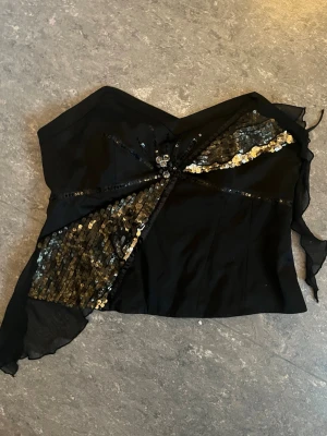 Unik topp - Den coolaste unikaste toppen. Perfekt till kanske ett par vita jeans? Skulle säga att den passar en M/L! 